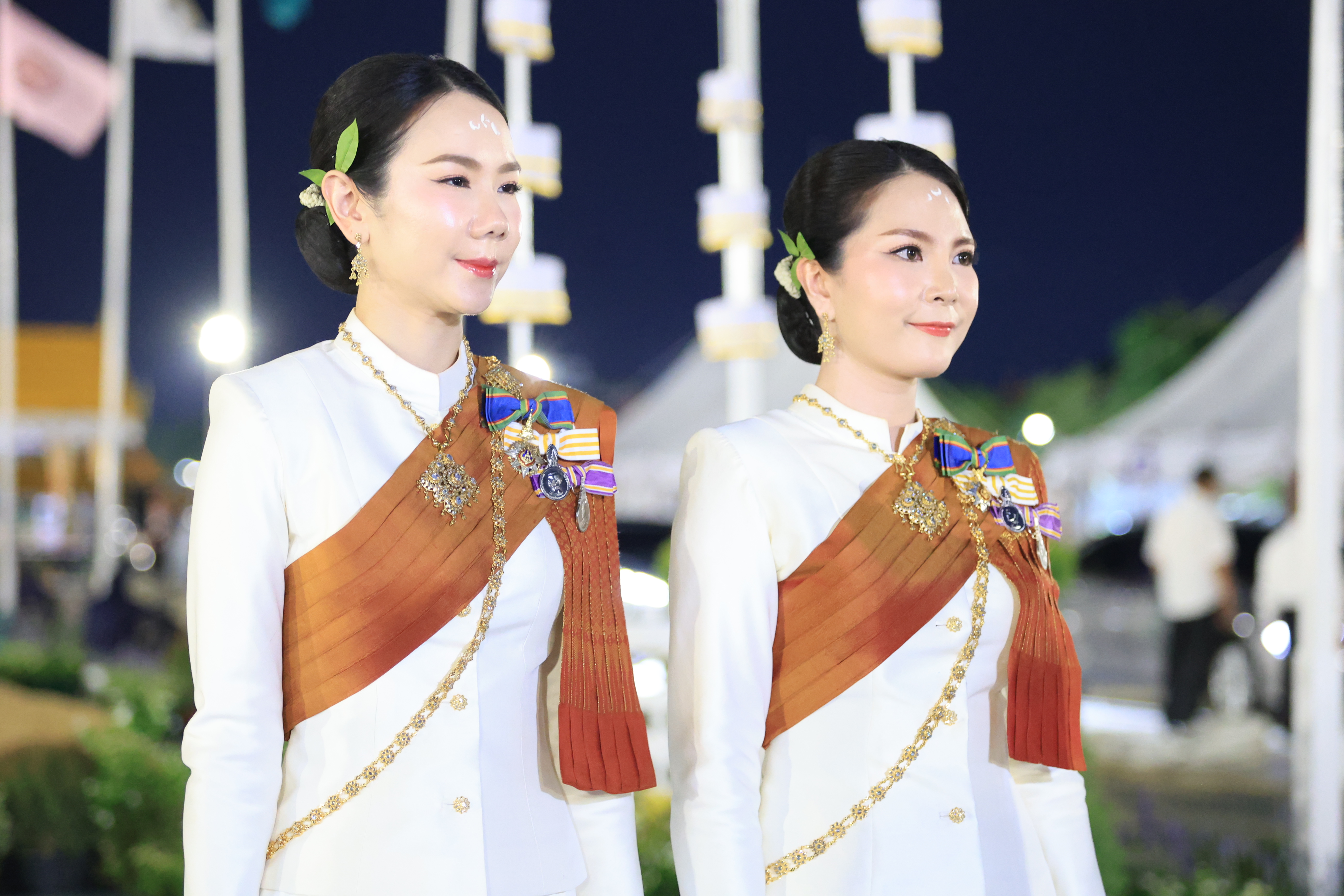 title - ปลัดเกษตรฯ ผู้ทำหน้าที่พระยาแรกนา พร้อมด้วยเทพีคู่หาบทองและเทพีคู่หาบเงิน ทำพิธีล้างมือพระยาแรกนา และเจิมหน้าพระโค